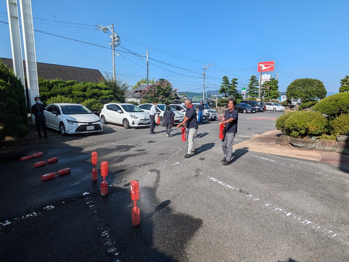 真剣に消火訓練している様子