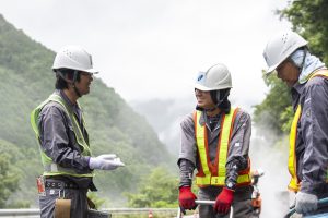 社員が談笑する様子