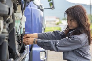 車両点検をする社員